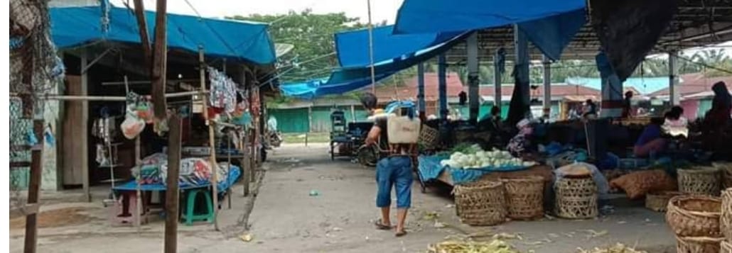 Petugas saat menyemprotkan desinfektan di pasar Negeri Lama Labuhanbatu.