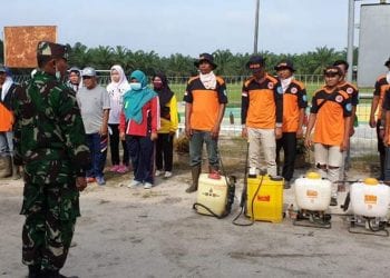 Petugas penyemprotan foto bersama.