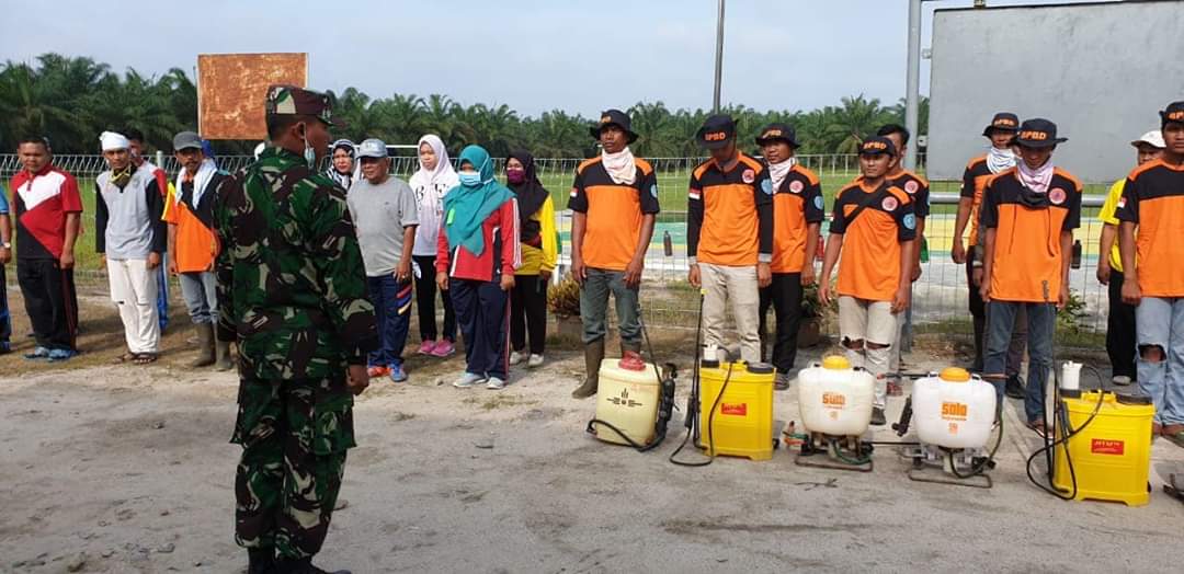 Petugas penyemprotan foto bersama.