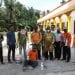 Petugas di salahsatu desa usai melakukan penyemprotan disenfektan.
