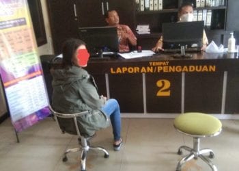 Korban Postingan Foto Pornografi di Media Sosial Fecebook saat melapor di Polres Labuhanbatu.