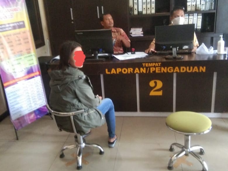 Korban Postingan Foto Pornografi di Media Sosial Fecebook saat melapor di Polres Labuhanbatu.