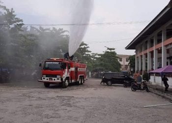 Mobil Damkar yang dikerahkan Pemkab Labuhanbatu untuk menyemprotkan desinfektan ke sejumlah lokasi.