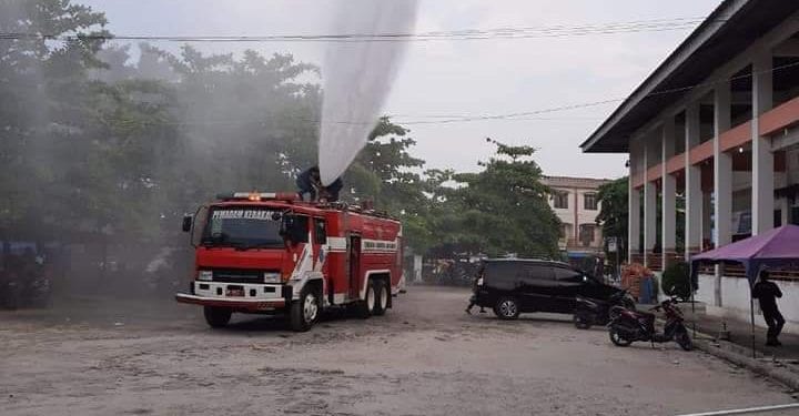 Mobil Damkar yang dikerahkan Pemkab Labuhanbatu untuk menyemprotkan desinfektan ke sejumlah lokasi.