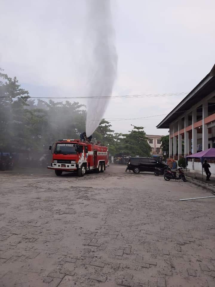 Mobil Damkar yang dikerahkan Pemkab Labuhanbatu untuk menyemprotkan desinfektan ke sejumlah lokasi.