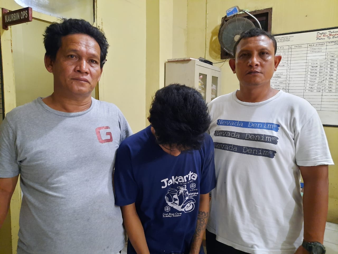 (Ignatius Siagian/taslabnews) Tersangka Awaluddin Ahmad saat diamankan personil Sat Res Narkoba Polres Tanjungbalai.