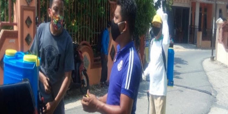 Petugas saat melakukan penyemprotan di Lingkungan Padang Matinggi.