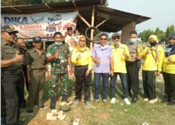 Camat Rantau Utara saat menghadiri peletakan batu pertama pembangunan Poskamling di Aek Paing.