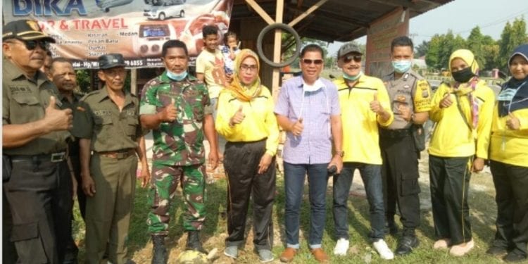 Camat Rantau Utara saat menghadiri peletakan batu pertama pembangunan Poskamling di Aek Paing.
