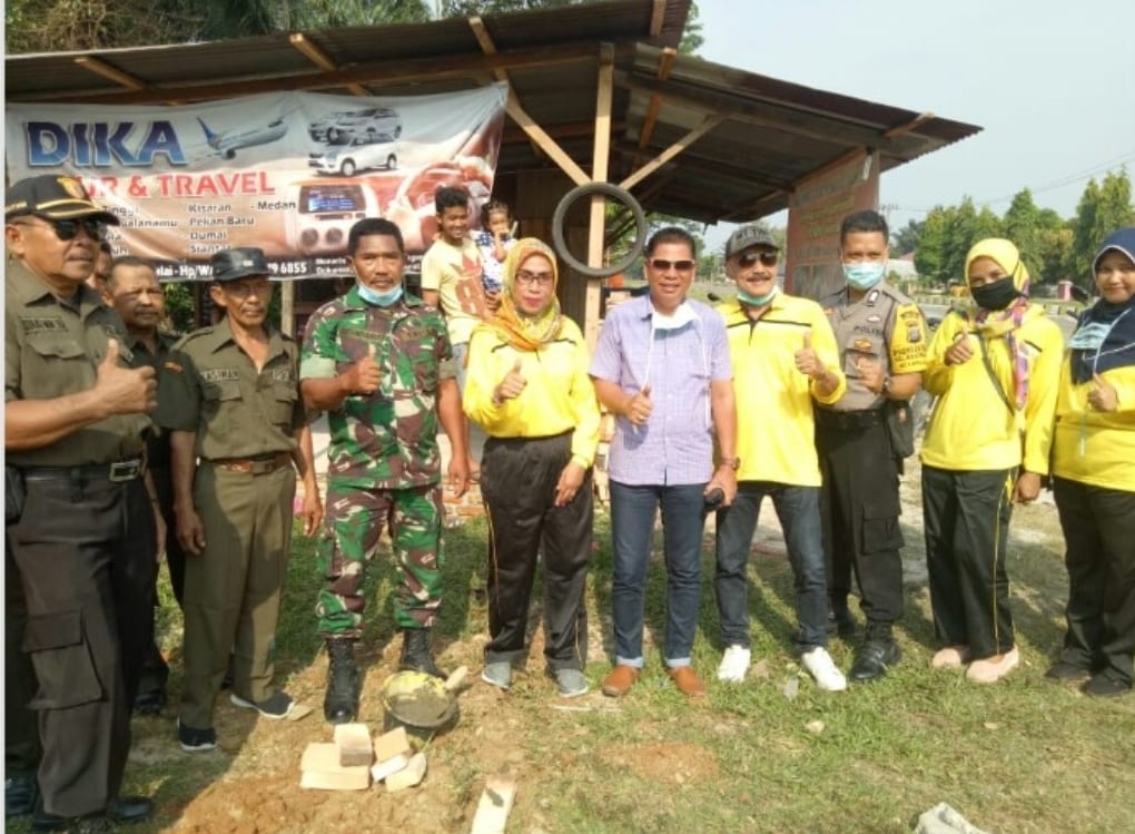 Camat Rantau Utara saat menghadiri peletakan batu pertama pembangunan Poskamling di Aek Paing.