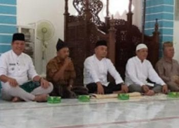 Bupati Labuhanbatu H Andi Suhaimi Dalimunthe ST MT saat berada di dalam Mesjid.
