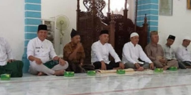 Bupati Labuhanbatu H Andi Suhaimi Dalimunthe ST MT saat berada di dalam Mesjid.