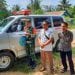 Kepala Desa Kampung Dalam saat ikut turun memantau penyemprotan desinfektan.