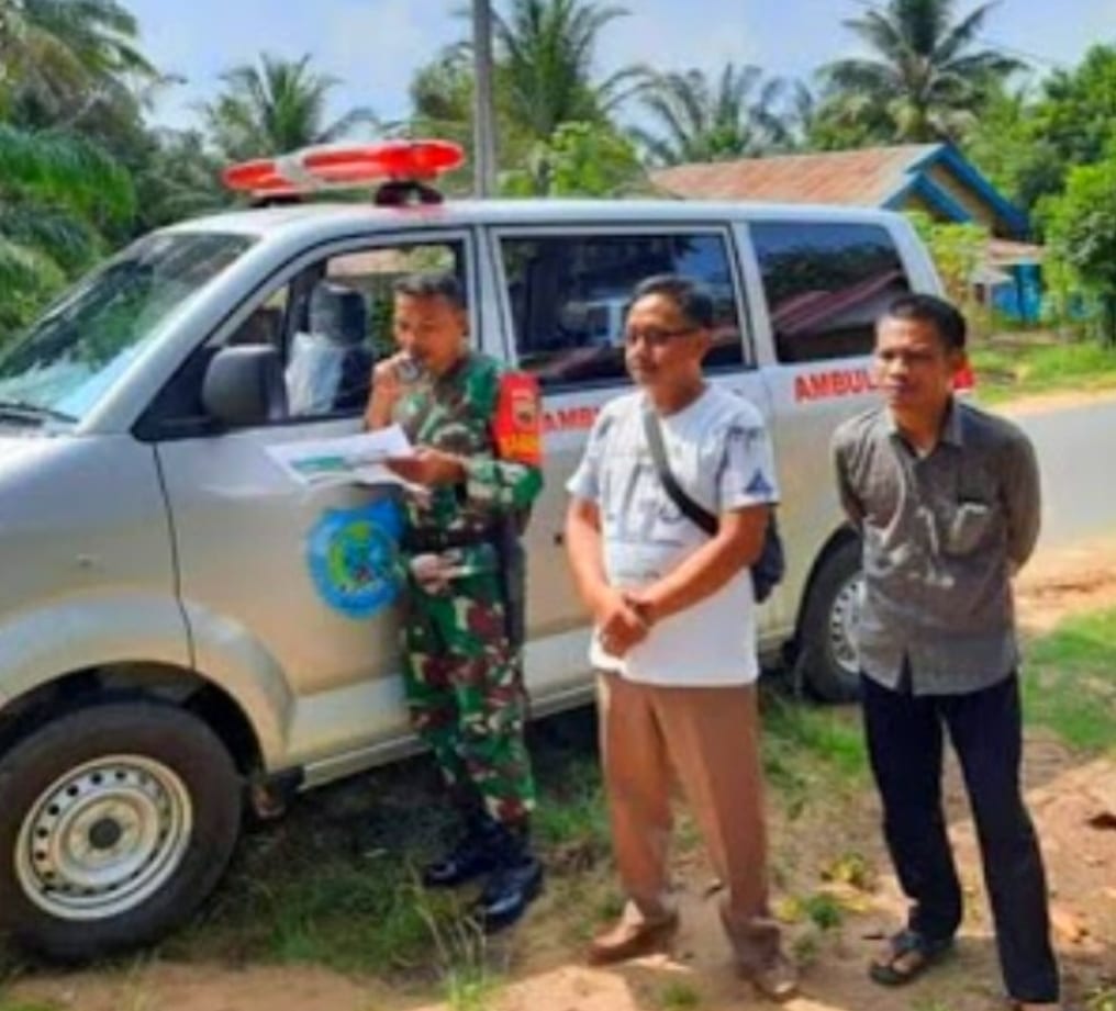 Kepala Desa Kampung Dalam saat ikut turun memantau penyemprotan desinfektan.