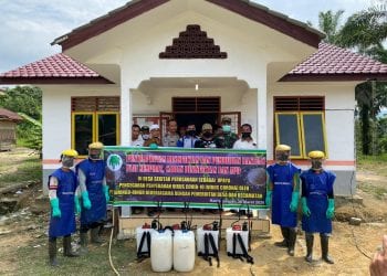 Pihak PT Siringo-ringo Rantauprapat sebelum membagikan alat semprot dan cairan desinfektan beserta APD kepada masyarakat.