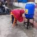 Warga mencuci tangan di depan salahsatu pintu masuk ke Pasar Gelugur Rantauprapat.