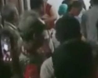 Warga menyaksikan istri yang dibacok suaminya saat dirawat di rumah sakit di Humbahas..