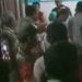 Warga menyaksikan istri yang dibacok suaminya saat dirawat di rumah sakit di Humbahas..