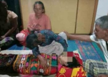 Jenazah korban hanyut di sungai saat ikut ziarah ke makam kakeknya ketika disemayamkan di rumah duka di Dairi.