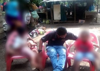 Murid SD di Sidimpuan yang jadi korban cabul saat didampingi orangtuanya.