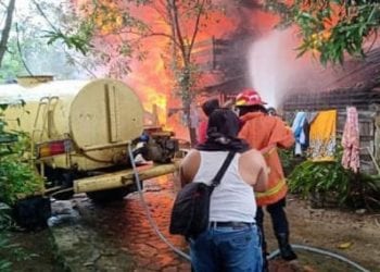 Petugas pemadam kebakaran memadamkan api yang membakar 6 unit rumah di Sibolga.