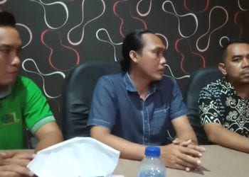Kuasa Hukum PT CSIL Tri Purnowidodo (tengah), Humas PT CSIL Dodi (Kanan)