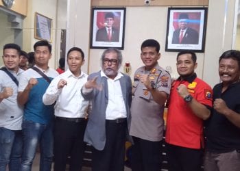 Kapolres Asahan AKBP Nugroho Dwi Karyanto, Ketua Komnas PA Arist Merdeka Sirait dan personel Satreskrim foto bersama
