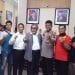 Kapolres Asahan AKBP Nugroho Dwi Karyanto, Ketua Komnas PA Arist Merdeka Sirait dan personel Satreskrim foto bersama