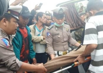 Polisi mengevakuasi jenazah korban kecelakaan di Taput.