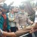 Polisi mengevakuasi jenazah korban kecelakaan di Taput.