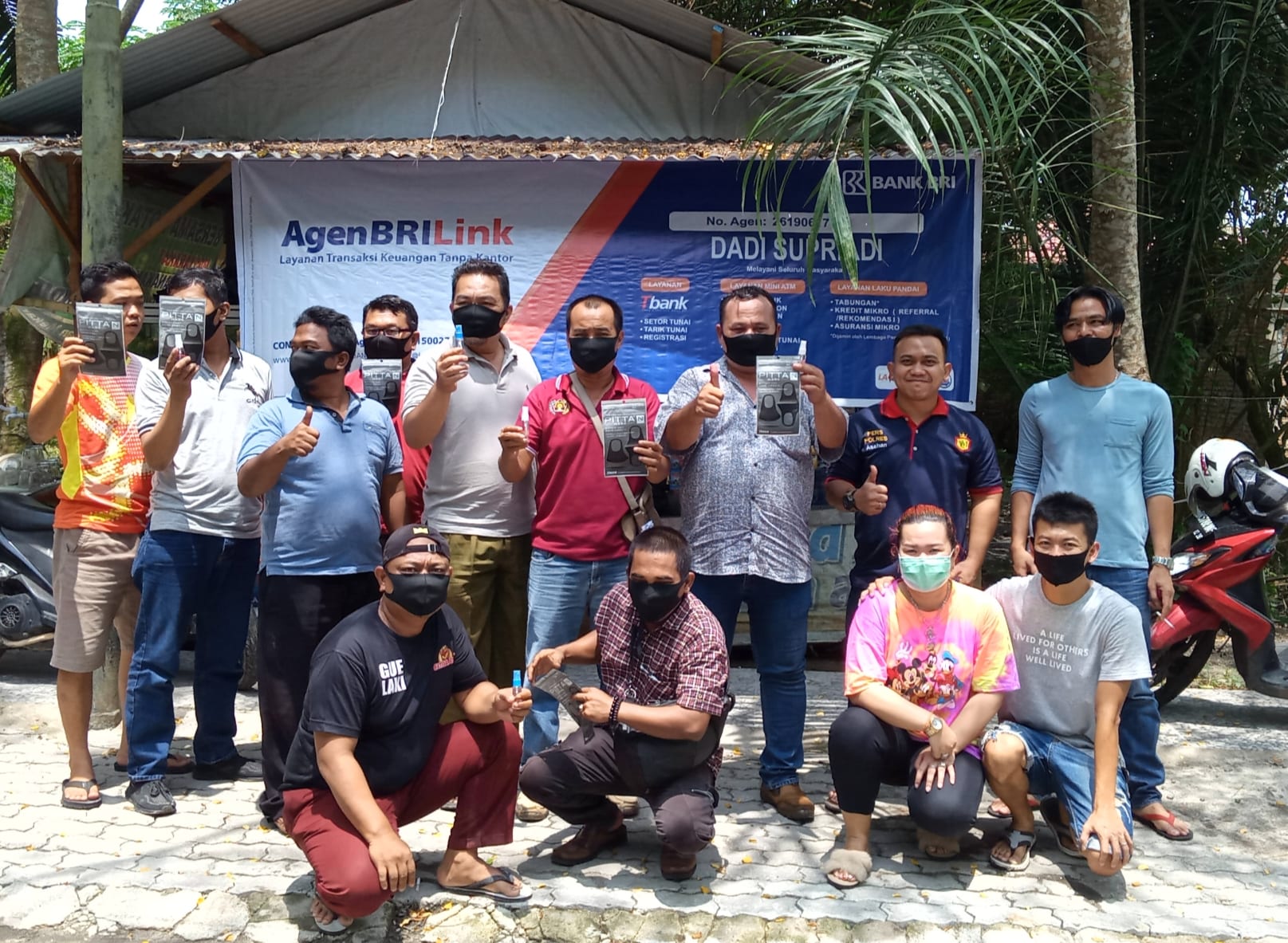 Aling Ong foto bersama wartawan usai pembagian masker dan antiseptic.