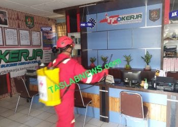 PMI dan Disnaker Asahan Lakukan Penyemprotan Desinfektan