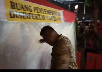 Warga yang Datang ke Polres Asahan Disemprot Desinfektan