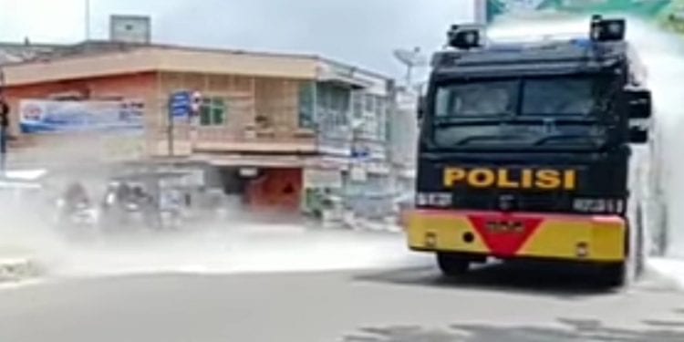 Water Canon yang digunakan untuk menyemprot desinfektan di jalanan kota Tanjungbalai.