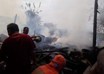 Petugas pemadam kebakaran memadamkan api.