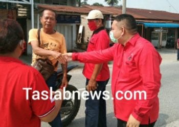 DPC PDIP Asahan Bagi Brosur dan Masker di Meranti, Cegah Penyebaran Covid-19