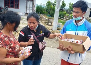 Jurnalis PJTK, Mawar Ginting Bagikan Sarung Tangan dan Hand Sanitizer ke Warga Desa