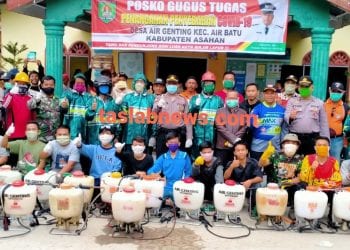 Rumah Warga Desa Air Genting Disemprotkan Desinfektan