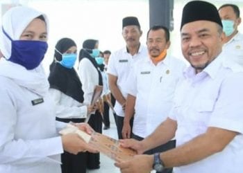 Bupati Labuhanbatu Serahkan 567 SK Honor Kontrak Tenaga Medis