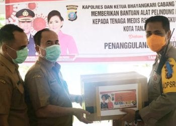 Kapolres Tanjungbalai dan Ketua Bhayangkari Serahkan Bantuan APD Kepada RSUD Dr Tengku Mansyur