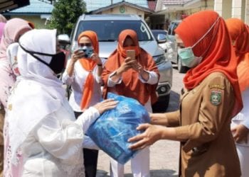 TP PKK Asahan Serahkan Bantuan APD ke 3 Puskesmas pada Peringatan Hari Kartini