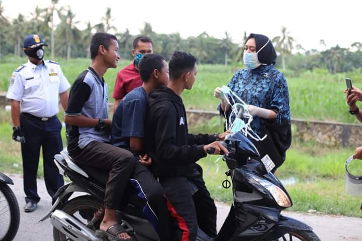 Ketua Tim Penggerak PKK Kota Tanjungbalai Hj Sri Silvisa Novita M Syahrial saat mengunjungi Posko Kesehatan Covid-19.