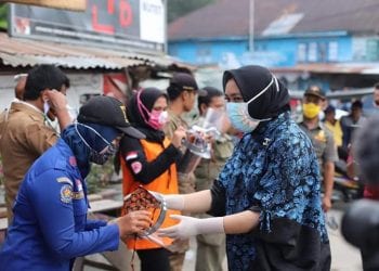 Ketua TP PKK Tanjungbalai Motivasi Petugas Medis di Posko Penanggulangan Covid 19 dan Serahkan Masker