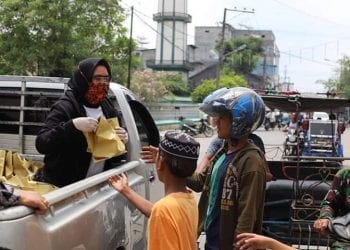 Naik Mobil Bak Terbuka, Ketua TP PKK Tanjungbalai Bagikan Makan Siang Gratis ke Warga Usai Sholat Jumat