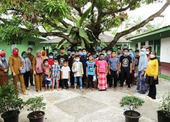 Pihak Diskominfo Labuhanbatu saat berada di Panti Asuhan.
