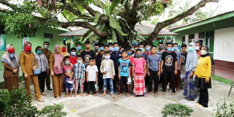 Pihak Diskominfo Labuhanbatu saat berada di Panti Asuhan.