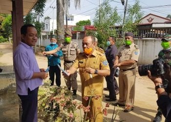 Bupati Labuhanbatu H Andi Suhaimi Dalimunthe ST MT saat mendatangi rumah warga untuk memberikan masker.