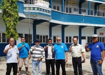 Bupati Labuhanbatu Andi Suhaimi Dalimunthe ST MT (baju berliris) saat berada di Yayasan Jayanti Rantauprapat.