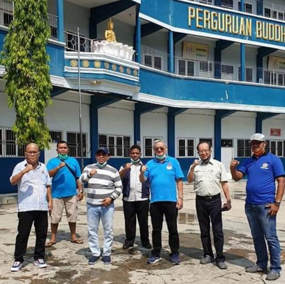 Bupati Labuhanbatu Andi Suhaimi Dalimunthe ST MT (baju berliris) saat berada di Yayasan Jayanti Rantauprapat.