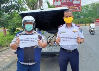 Kabid Angkutan darat Dinas Perhubungan Kabupaten Labuhanbatu Ade Putra Lubis (kanan) bersama Eko (kiri) saat berada di Simpang Kompi Rantauprapat.